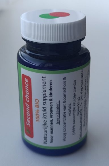 
Nieuw flesje met witte dop, rood-groen etiket en inhoud van een rauw kruidensupplement, geschikt voor spoedbehandeling.